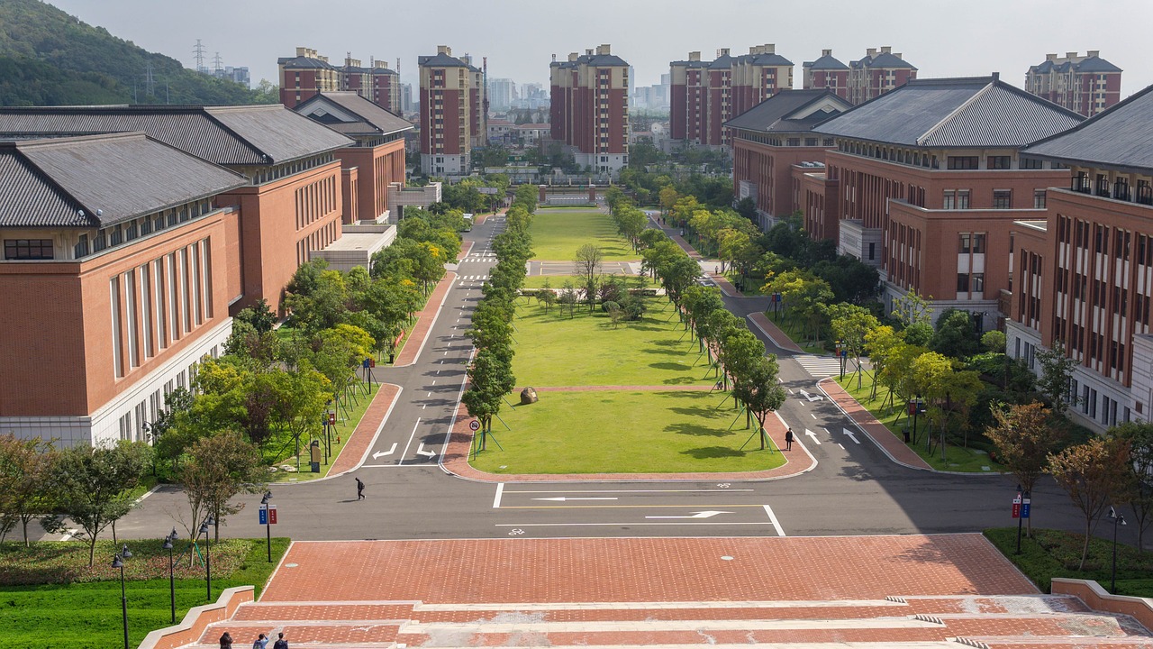 浙江大学，历史与现代风采的交融之地